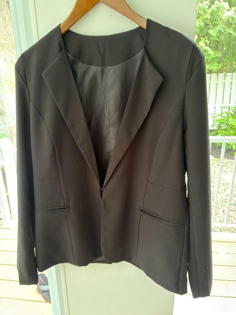 Élégant Blazer Noir Minimaliste sans Col – État Neuf